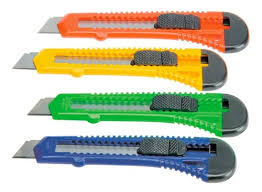 CUTTER 302 PLASTICO 18MM